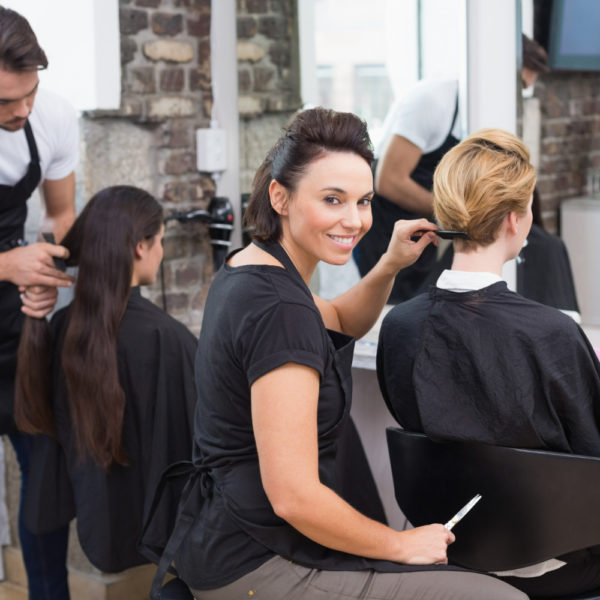 peluqueros-trabajando-sus-clientes